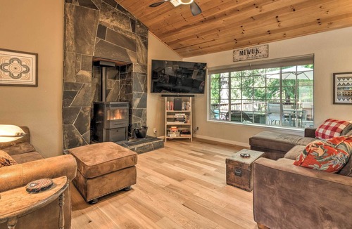 Twain Harte House | Pet-Friendly Modern Mountain Home w/ Deck, Hot Tub