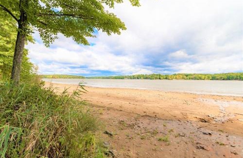 Mosinee House | Pet-Friendly Mosinee Retreat w/Private Dock!