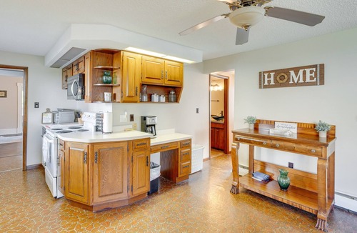 Mount Carroll House | Pet-Friendly Mount Carroll Home w/Fenced-In Yard!