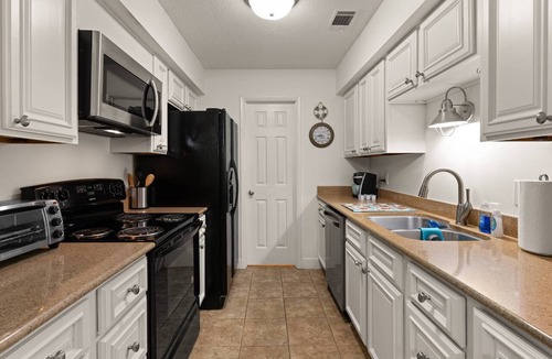 Saint Simons Heights Condo | Pet Friendly (no pet fees) | Ground Level | Pool | Fitness Center | Tennis/Pickleball | Playground