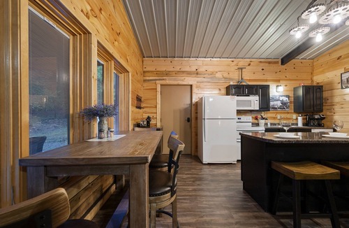 Broken Bow Cabin | ☀️Pet friendly! 🌲New Cabin, Hot Tub, 🔥Pit, Grill