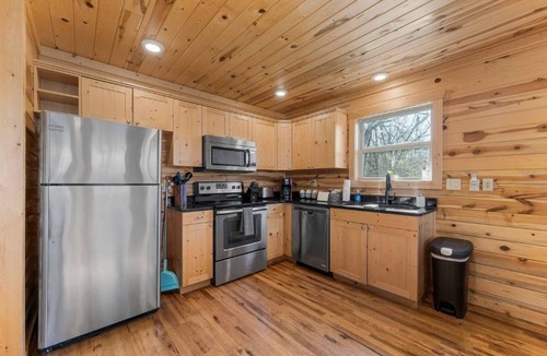 Jasper Cabin | Pet-Friendly Peaceful Cabin Near River w/Fire Pit + Hot Tub Sleeps 13
