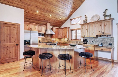 Fairways House | Pet Friendly- Pine Needle Lodge, a 4BR, 4.5BA retreat with hot tub, views, and sleeps 10!