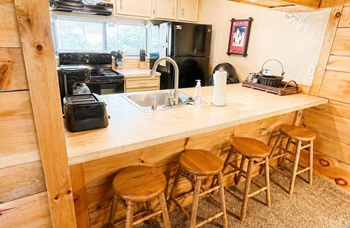 Hidden Valley Apartment | Pet-Friendly, Pool Access, Walk to Lake