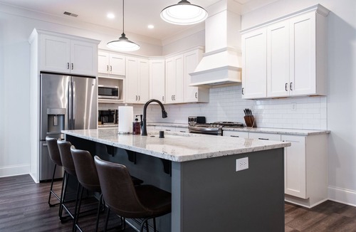 Prospect House | Pet Friendly, Pool, Shops, Downtown, Bourbon, Golf Local Dining, Fully Loaded