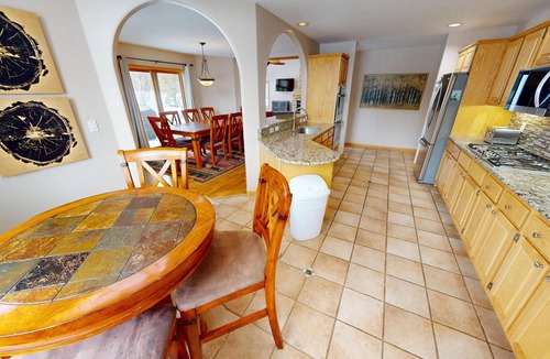 Three Peaks House | Pet Friendly, Private Hot Tub, Deck! BIG Home for Family/Teams. Near Events