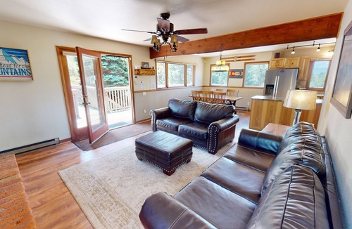 Dillon House | Pet Friendly! Private Hot Tub. Walk/Easy Drive to Amphitheater, Dining, Shops