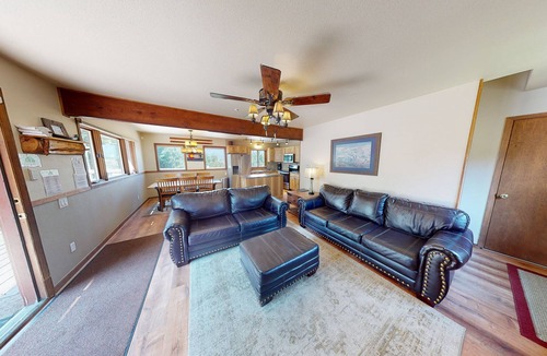 Dillon House | Pet Friendly! Private Hot Tub. Walk/Easy Drive to Amphitheater, Dining, Shops