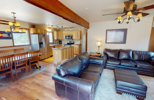 Dillon House | Pet Friendly! Private Hot Tub. Walk/Easy Drive to Amphitheater, Dining, Shops