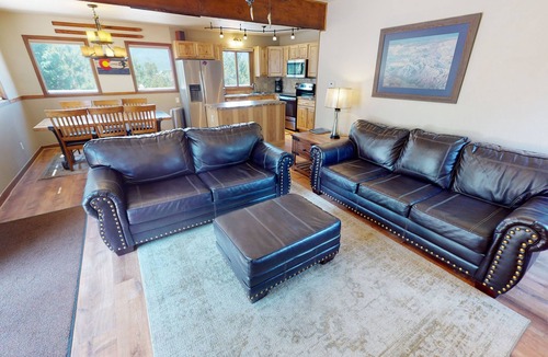 Dillon House | Pet Friendly! Private Hot Tub. Walk/Easy Drive to Amphitheater, Dining, Shops