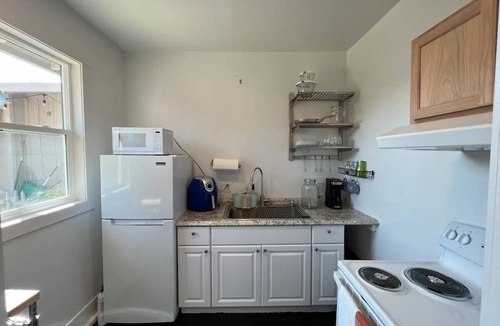 Redding Apartment | Pet Friendly Private Studio w/Fireplace & Parking