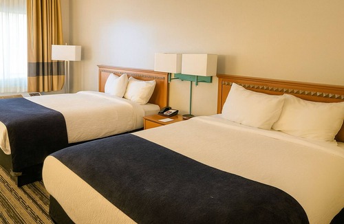 Window Rock Hotel | Pet-Friendly Property Minutes to Window Rock! W/Pool & Hot Tub, FREE Breakfast!