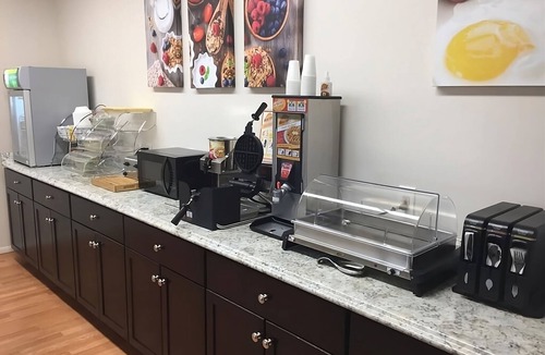 Window Rock Hotel | Pet-Friendly Property Minutes to Window Rock! W/Pool & Hot Tub, FREE Breakfast!