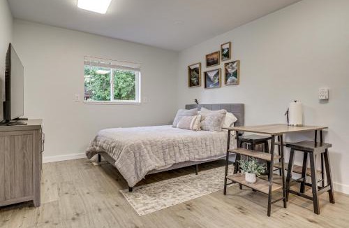 Woods Creek Apartment | Pet-Friendly Quaint Cottage: Park-Like Setting