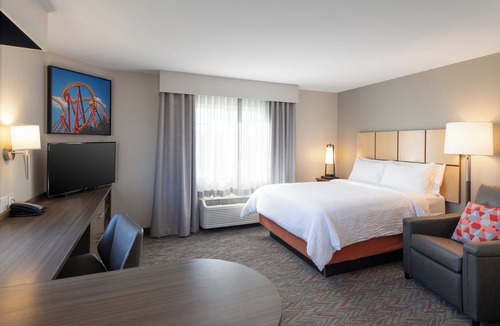 Anaheim Resort Hotel | Pet‑Friendly Queen Studio w/Kitchen, Parking, Gym, Pool - Near Disneyland!