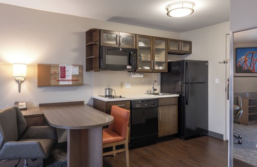 Anaheim Resort Hotel | Pet‑Friendly Queen Studio w/Kitchen, Parking, Gym, Pool - Near Disneyland!