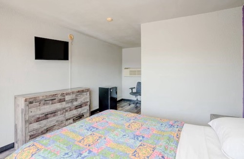 Oak Lawn Hotel | Pet-Friendly Queen Bed Room w/Fridge near Haunted Trails Family Ent. Center