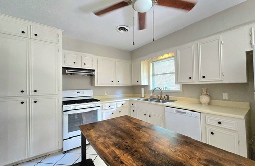 Westbury House | Pet Friendly Quiet Neighborhood 3BR/4Bed Minutes from NRG, Med-Ctr, DT