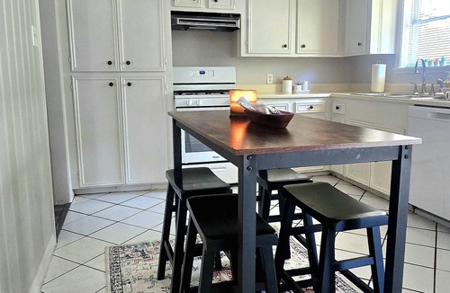 Westbury House | Pet Friendly Quiet Neighborhood 3BR/4Bed Minutes from NRG, Med-Ctr, DT