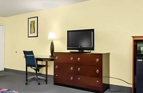 Orlinda Hotel | Pet-Friendly Rooms for Groups! | Free Parking | Minutes from Sumner Crest Winery