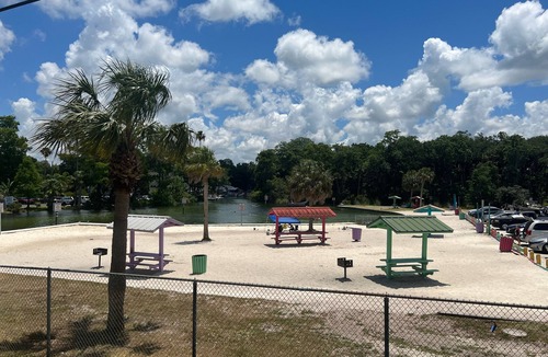 North Weeki Wachee Cottage | Pet friendly remodeled cottage- 3 minutes from the Mermaids