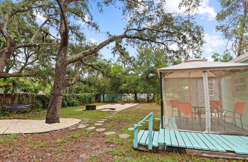 North Weeki Wachee Cottage | Pet friendly remodeled cottage- 3 minutes from the Mermaids