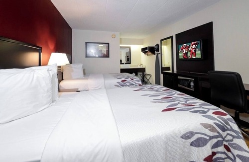 Washington Hotel | Pet-Friendly Retreat near Trolley Museum – 8 Min Drive - Free Parking!