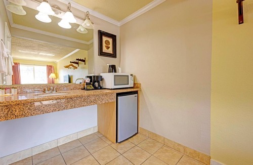 Stevenson Hotel | Pet-Friendly Riverside Room w/Queen Bed Near Columbia Gorge