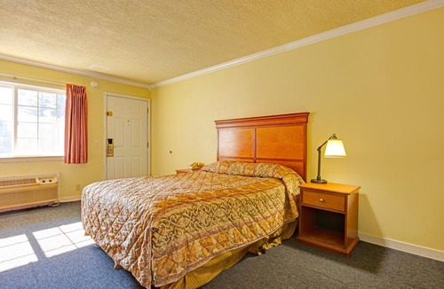 Stevenson Hotel | Pet-Friendly Riverside Room w/Queen Bed Near Columbia Gorge