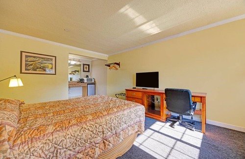 Stevenson Hotel | Pet-Friendly Riverside Stay w/Queen Bed – Affordable Find for Nature Seekers!
