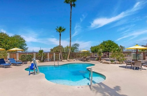 Tucson Hotel | Pet-Friendly Room Close to Arizona Stadium – 5 Miles from the Action!