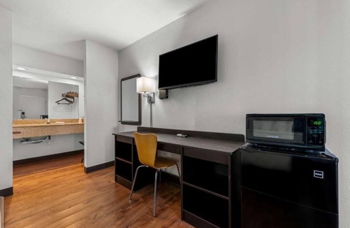 Hamilton Hotel | Pet-Friendly Room: Enjoy Your Stay with Outdoor Pool and Free Parking