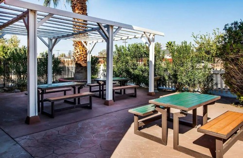 Ridgecrest Hotel | Pet-Friendly Room for Travelers Near Popular Parks - Helmers and Upjohn!