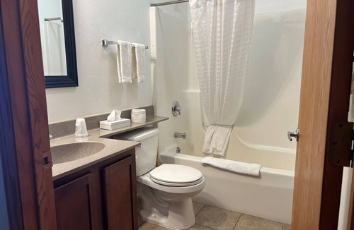 Iron Mountain Hotel | Pet-Friendly Room with Indoor Swimming Pool - Ideal for Adventure Seekers