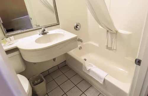 Pendleton Hotel | Pet-Friendly Room w Convenience & Comfort Near Eastern Oregon Airport – 4 Miles!