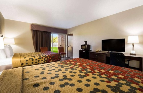 Perry Hotel | Pet-Friendly Room w/Pool Access | Minutes to Fairgrounds | Free On-Site Parking