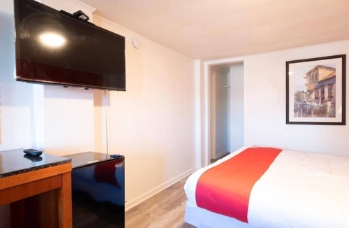 Jonesboro Hotel | Pet-Friendly Room with King Bed Perfect for Quiet Atlanta Getaways