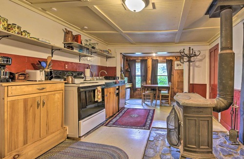Granville House | Pet-Friendly Roxbury Farmhouse on 350 Acres!