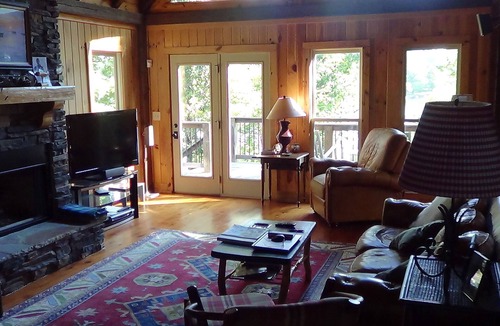 Townville House | Pet Friendly, Rustic LakeFront Home, 4 kayaks, Pontoon rental, free WiFi, Floats