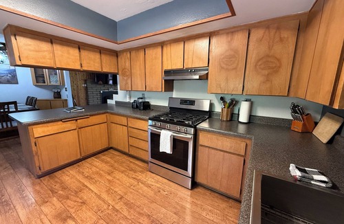 Williams House | Pet-Friendly Rustic Western Retreat –Walk to Route 66 & Grand Canyon Train Depot