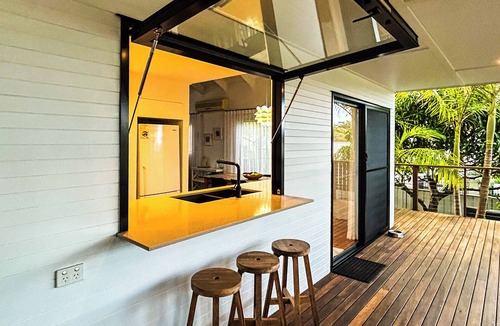 Diamond Beach House | Pet Friendly Sapphire House at Diamond Beach is a gorgeous 4 bedroom home