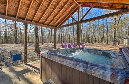 Broken Bow House | Pet-Friendly 'Shady Oaks' Broken Bow Gem w/Patio!