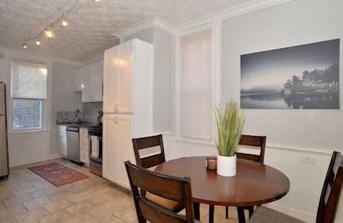 South Side Slopes House | Pet Friendly Southside 3-bedroom house with WiFi & AC Near Downtown
