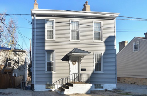 South Side Slopes House | Pet Friendly Southside 3-bedroom house with WiFi & AC Near Downtown
