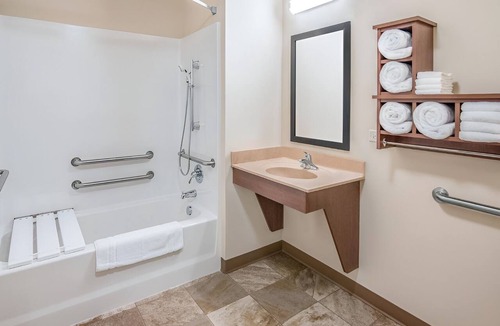 Berwick Hotel | Pet-Friendly Space w/Full Kitchen Perfect for Long Stays - Easy Access to I-35