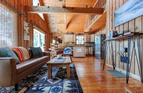 Tiger Cabin | Pet-Friendly Spacious Mountain Cabin w/Hot Tub - 5 min to Downtown - EV Charger
