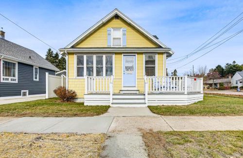 Two Rivers House | Pet Friendly! Steps to Beach - ‘Lakeview Cottage’