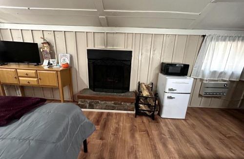 Christopher Creek House | Pet Friendly Studio Cabin with Fireplace near Tonto National Forest, Central Arizona