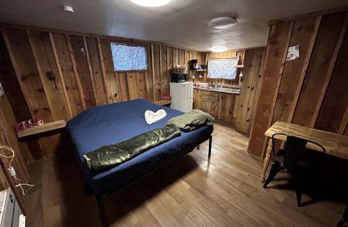Christopher Creek House | Pet Friendly Studio Cabin with Kitchenette and BBQ, Perfect for a Weekend in the Forest of Christopher Creek