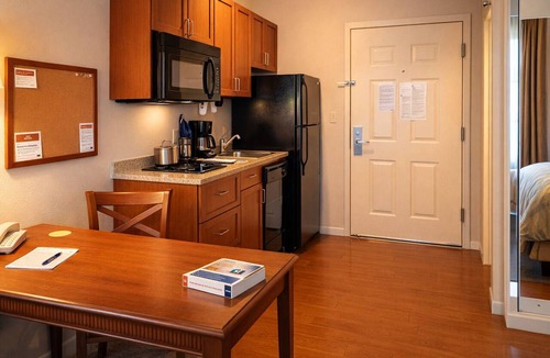 Hot Springs Hotel | Pet friendly Studio Suite with Kitchenette Near Lake Hamilton Adventures